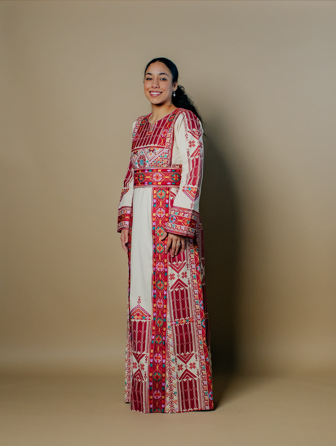 Nahid Traditional Itameen Thobe with Vibrant Embroidery